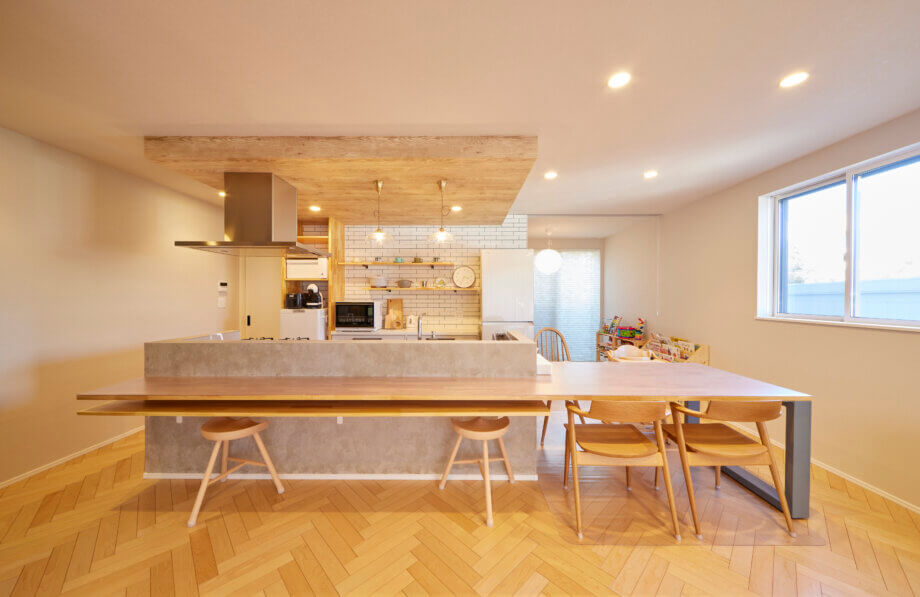ヘリンボーンの床がスタイリッシュ。<br>見せる収納×上質なシンプルが融合したお家が完成しました。
